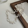 Collana di perle barocche irregolari e anelli argentati su sfondo di cornice in legno - Collana Geometrica con Perle d'Acqua Dolce Irregolari (18TL15) / Argento 925