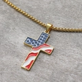 Détail du pendentif croix drapeau USA doré avec émail bleu et rayures rouges élégantes - Doré