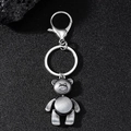 Kreativer Bär Schlüsselanhänger aus Vintage Silber mit Karabiner auf schwarzem Grund - Beweglicher Bär