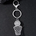 Detailweergave van de zilveren basketbalring sleutelhanger met fonkelende zirkonen - Zilver