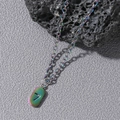 Collar con colgante cuadrado número 7 de acero inoxidable iridiscente sobre roca volcánica - Colorido