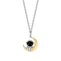 Détail du pendentif astronaute avec lune dorée sur une fine chaîne argentée - Style Femme - Astronaute sur la Lune