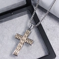 Colgante de cruz bicolor con textura dorada y cadena box plateada para hombre - Dorado