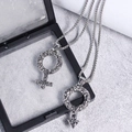 Conjunto de collares con colgantes de símbolos de género y textura de metal martillado - Juego