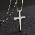 Collar con colgante de cruz de plata pulida con cadena de caja para hombre en fondo negro - Color Acero
