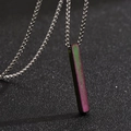 Collar minimalista con colgante rectangular de acero y acabado degradado arcoíris - Cadena de baloncesto / Colorido