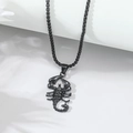 Detalle del collar con colgante de escorpión negro mate y cadena de caja gruesa - Negro