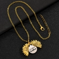 Collana con ciondolo a girasole dorato e incisione You Are My Sunshine su sfondo scuro - Oro