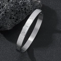 Klassischer Armreif aus Silber-Edelstahl mit eingravierten römischen Ziffern - Silber