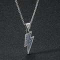 Détail macro du pendentif éclair avec cristaux bleus et clairs sur une chaîne argentée - Style de Chaîne de Corde en Strass Bleu / Bleu