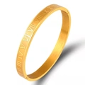Dettaglio del bracciale dorato in acciaio inossidabile con numeri romani e finitura - Oro