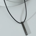 Minimalistischer schwarzer Edelstahl Säulenanhänger an einer schwarzen Kordelkette - Schwarz