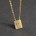 Goldene Edelstahlhalskette mit Venus-Symbol-Anhänger auf einer dunklen Ledertextur - Weibliches Symbol (Gold)