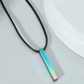 Minimalistische Regenbogen-Halskette mit rechteckigem Anhänger und schwarzer Kordel - Irisierend