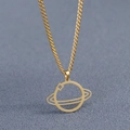 Dettaglio del ciondolo dorato a forma di pianeta Saturno con catena a maglia classica - Oro