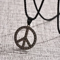 Detalle de colgante negro del signo de la paz con textura de puntos en acero mate - Cadena de Cuentas / Negro
