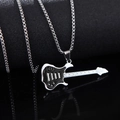 Macro-opname van punk gitaarhanger met gedetailleerde zilveren en zwarte metalen afwerking - Zwart 2 Tweekleurig Model (5316847095160)