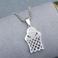 Collana con ciondolo canestro da basket in acciaio lucido su espositore grigio - Argento