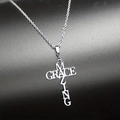 Collar de cruz Amazing Grace de acero inoxidable plateado para hombre en fondo gris - Plateado