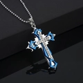 Macro-opname van gelaagde kruishanger met blauwe inlay en kristallen op kogelketting - Koningsblauw