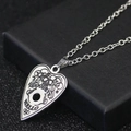 Collar de acero inoxidable con colgante Ouija en forma de corazón sobre estuche de joyas - Color Acero