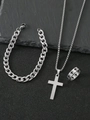 Dreiteiliges Herren-Schmuckset mit Kreuzkette und Ringen auf dunklem Stein-Hintergrund - Silber