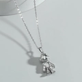 Collana con ciondolo astronauta argento e catena in acciaio su piedistallo minimalista - Argento