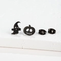 Detailopname van zwarte matte roestvrijstalen ghost en pumpkin oorknopjes set - Spook Pompoen (156) / Zwart