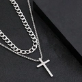 Dettaglio del set doppio argento con catena a maglia cubana e collana con ciondolo a croce - Argento