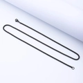 Primer plano de cadena veneciana de acero negro mate con un cierre de mosquetón seguro - Cadena de Caja (60CM/2.5MM) / Negro