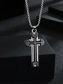 Detalle de un colgante de cruz bicolor plata y negro multicapa para hombre con cadena - Negro