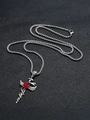 Detail van vintage gothic zwaard hanger met gevleugelde slang en rood hart kristal - Zilver