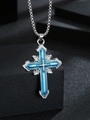 Détail du pendentif croix en argent superposé avec cristal bleu sur chaîne - Bleu Lac