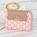 Portefeuille vintage rose et marron avec motif M et boucle feuille sur bois - Rose