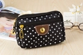 Detail van zwarte canvas tas met polkadots, drie ritsen en metalen trekkers - Zwart