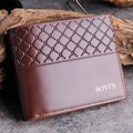 Portafoglio bifold uomo in pelle marrone con motivi goffrati su sfondo di pietra - caffè