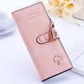 Portefeuille long en cuir mat rose avec logo parapluie et pompon pour femme sur fond blanc - Rose foncé