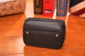 Kompakte schwarze Gürteltasche für Herren mit Doppelreißverschluss und Metallnieten - Schwarz