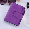 Detailansicht der lila matten Brieftasche mit 'Friend' Text und seitlichem Reißverschluss - Lila