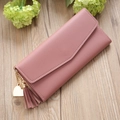 Detail der rosa Damen-Brieftasche mit Litschi-Maserung, Herzanhänger und Quaste aus Leder - Dunkelrosa