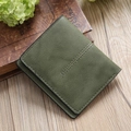 Dettaglio del portafoglio in pelle verde scuro con cuciture verticali su tavolo di legno - Verde Scuro