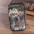 Detail der Camouflage Gürteltasche mit Metallschnalle auf vintage Holzuntergrund - Vertikal 6-Zoll Grün