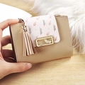 Kurze beige geblümte Geldbörse mit Blatt-Metallverschluss und schickem Leder-Quaste - Khaki