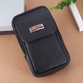 Detailansicht der schwarzen Gürteltasche aus Narbenleder mit Doppelreißverschluss und Sport-Logo - Vertikal Schwarz / 6-Zoll (16cm)