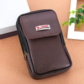 Detailansicht der dunkelbraunen Leder-Gürteltasche mit drei Schichten und Lychee-Struktur - Vertikal Kaffee / 6-Zoll (16cm)