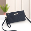 Dunkelblaue Damen Umhängetasche aus Leder mit Gold-Details und V-förmigem Steppmuster-Design - Dunkelblau