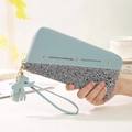Detailansicht der langen Damen-Brieftasche mit hellblauem Glitzer und Quasten-Anhänger - Hellblau