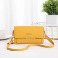 Detalle de bolso bandolera de cuero amarillo con herrajes dorados y logo Forever Sunshine - Amarillo