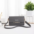 Detalle del bolso bandolera gris con estampado Forever Sunshine y barra de metal dorado - Gris claro