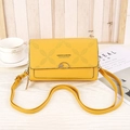 Detalle de bolso bandolera amarillo con lunares calados y hebilla de anillo dorado - Amarillo